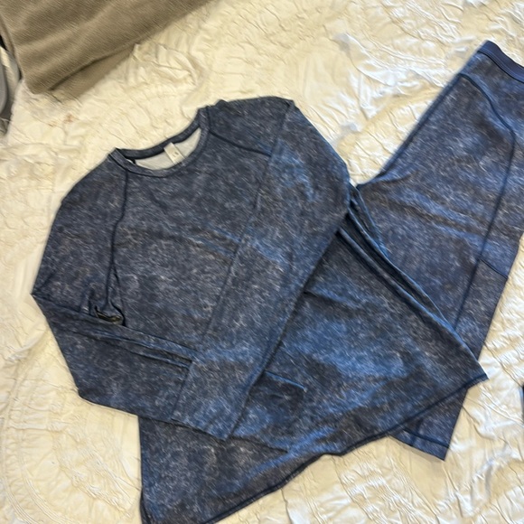 Lululemon rash guard and matching below knee length swim pants, size large - Picture 1 of 4